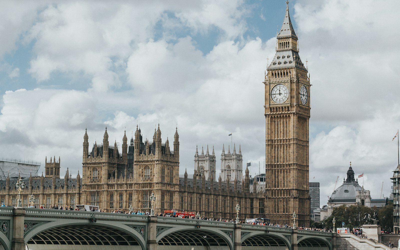 Londra'da tarihi ve modern mimarinin bir arada olduğu manzara